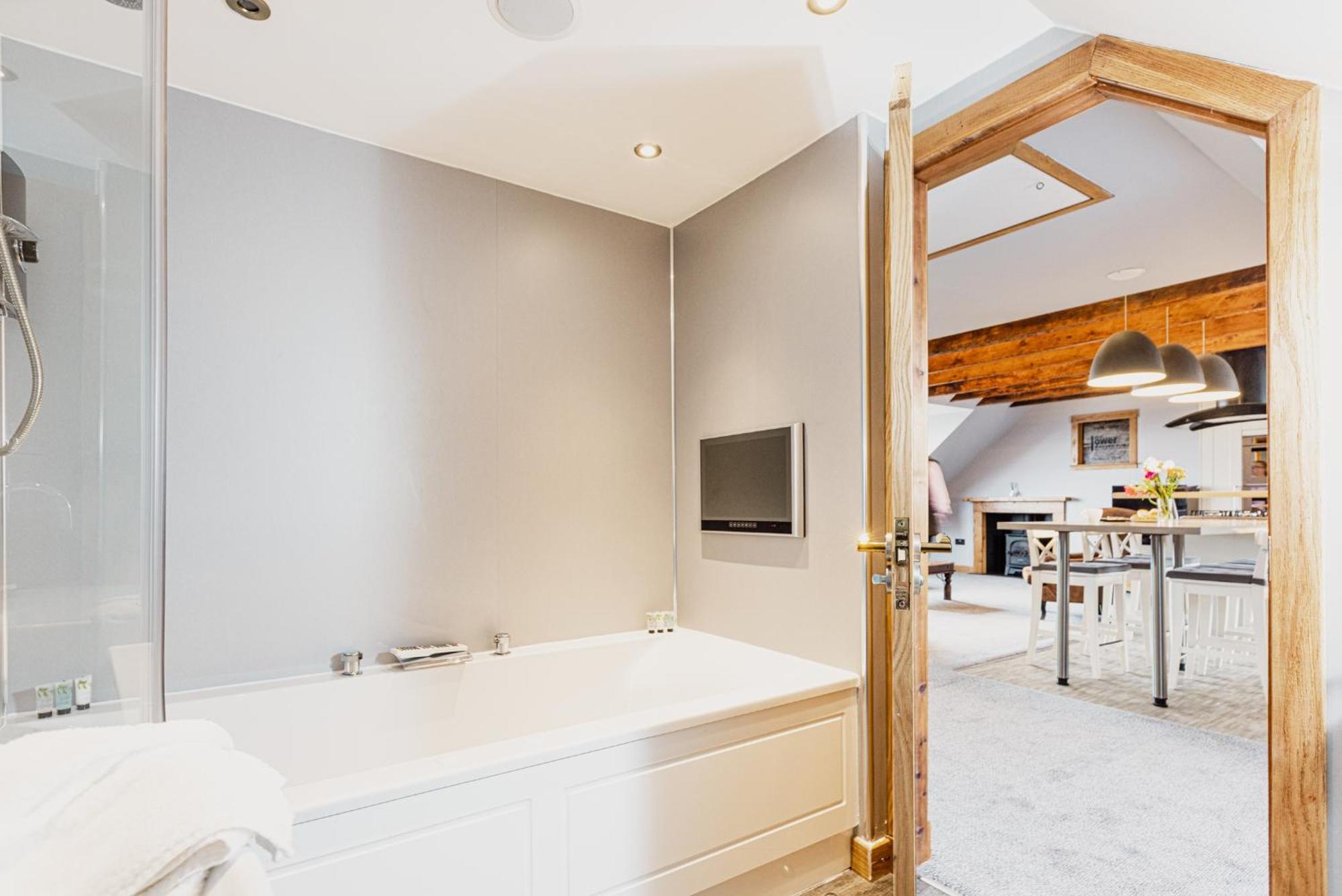 The Tower Gastro Pub & Apartments Crieff Bagian luar foto